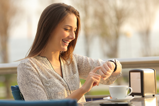 Comment une personne doit porter une montre?