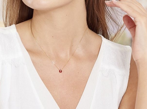 Comment porter un bijou coccinelle lorsqu’on est une femme ?